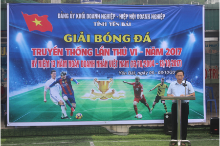 Ông Đặng Văn Thanh – Giám đốc Công ty Điện lực Yên Bái – Chủ tịch HHDN tỉnh –Phát biểu khai mạc Giải bóng đá truyền thống lần thứ VI-Năm 2017.