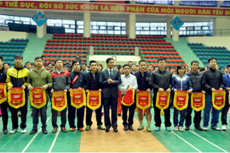 Đồng chí Dương Văn Tiến – Phó Chủ tịch UBND tỉnh tặng cờ lưu niệm cho các đoàn vận động viên dự hội thi-