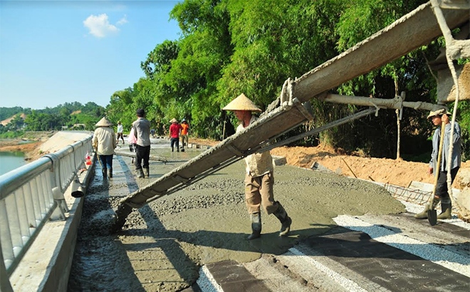 Các đơn vị thi công đẩy nhanh tiến độ dự án kè chống sạt lở sông Hồng đoạn qua khu vực đền Tuần Quán, thành phố Yên Bái.