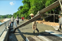 Các đơn vị thi công đẩy nhanh tiến độ dự án kè chống sạt lở sông Hồng đoạn qua khu vực đền Tuần Quán, thành phố Yên Bái.