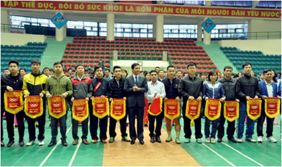 Đồng chí Dương Văn Tiến – Phó Chủ tịch UBND tỉnh tặng cờ lưu niệm cho các đoàn vận động viên dự hội thi